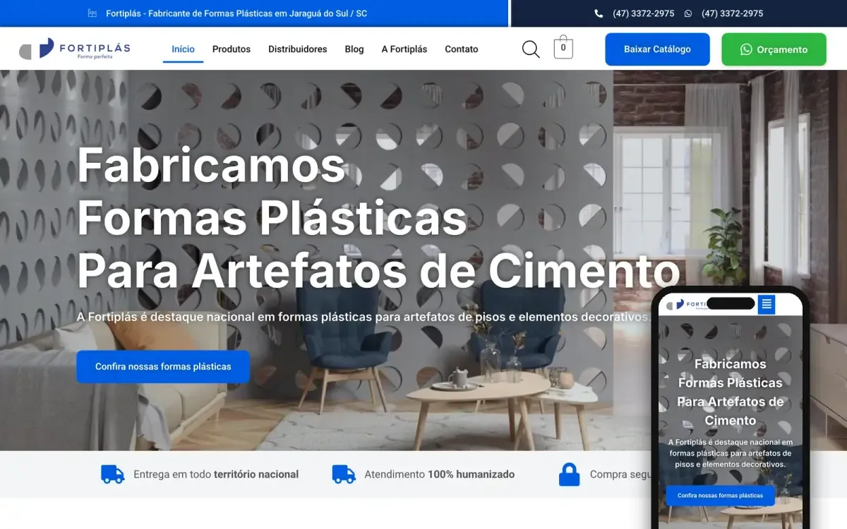 Página inicial do site da Fortiplás no computador e no celular, com menu de produtos, botão para baixar o catálogo e botão de orçamento pelo WhatsApp